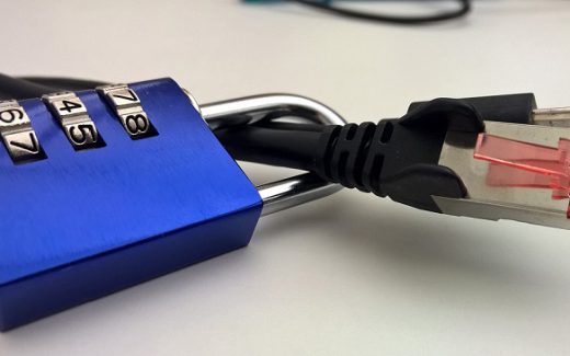 (Deutsch) Kabel mit Zahlenschloss als Symbol für Datensicherheit