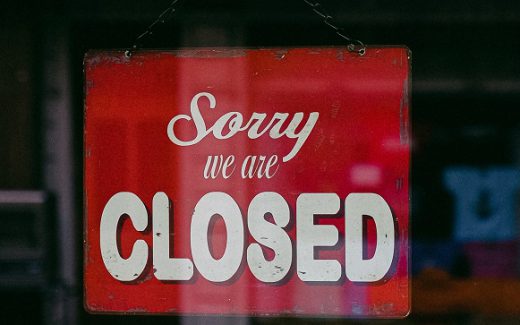 Schild mit Text "Sorry we are closed"