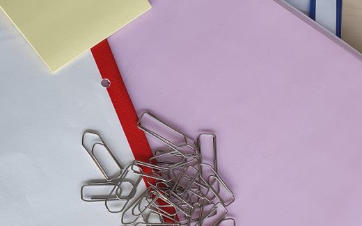 Büroklammern, Plastikmappen und -hefter, Post-it-Zettel